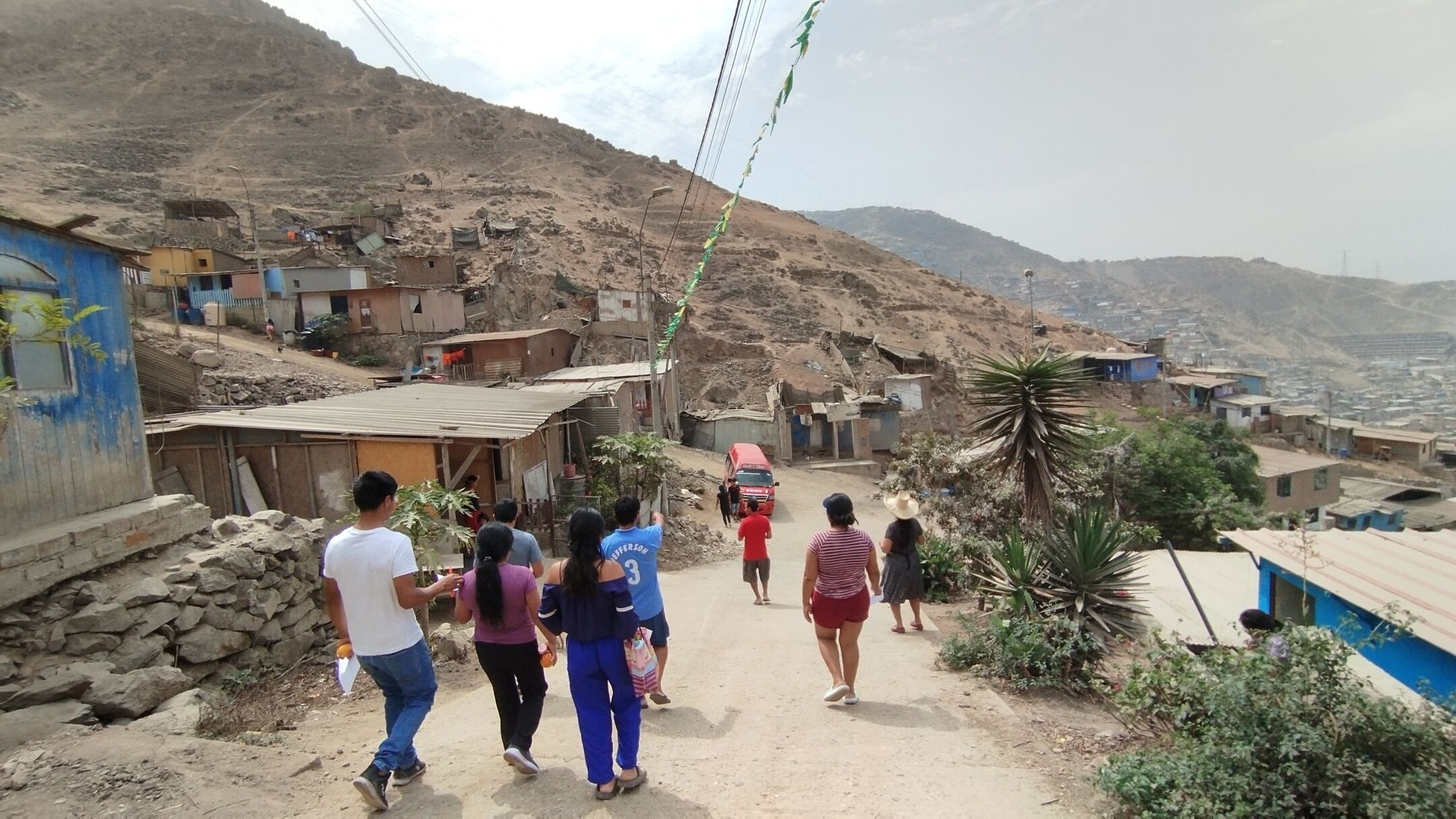 Neighbours from Flor de Amancaes walking along the dirt road.